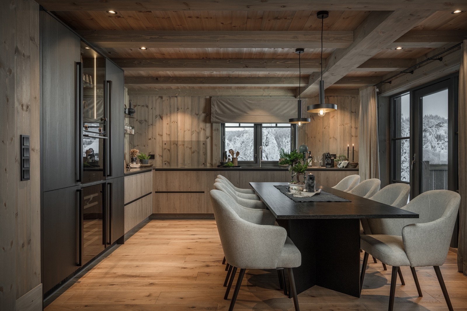 Lekkert kjøkken i tidsriktige farger. Galleribilde