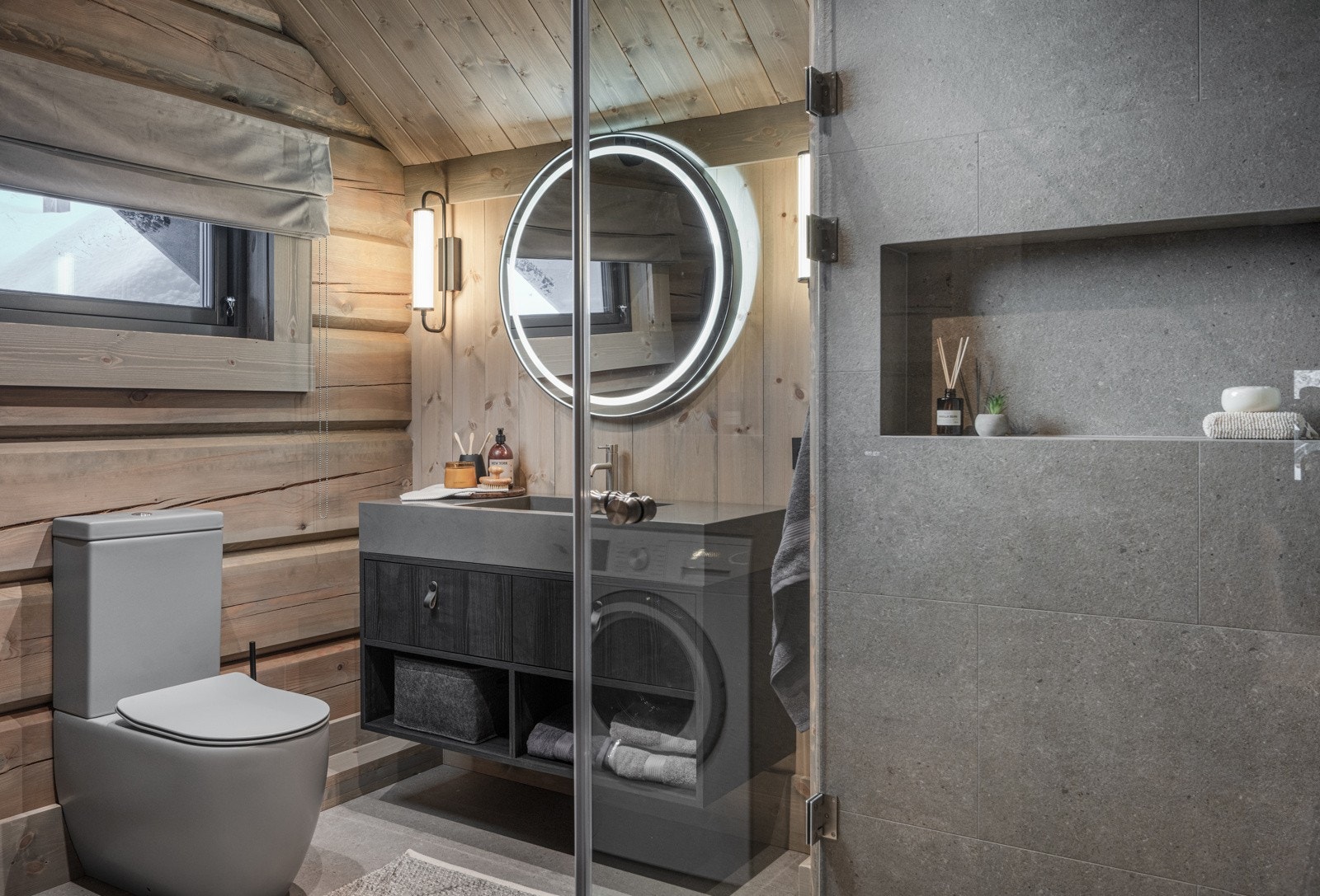 Meget gjennomført baderom i andre etasje, med lekker dusj og opplegg til vaskemaskin. Galleribilde