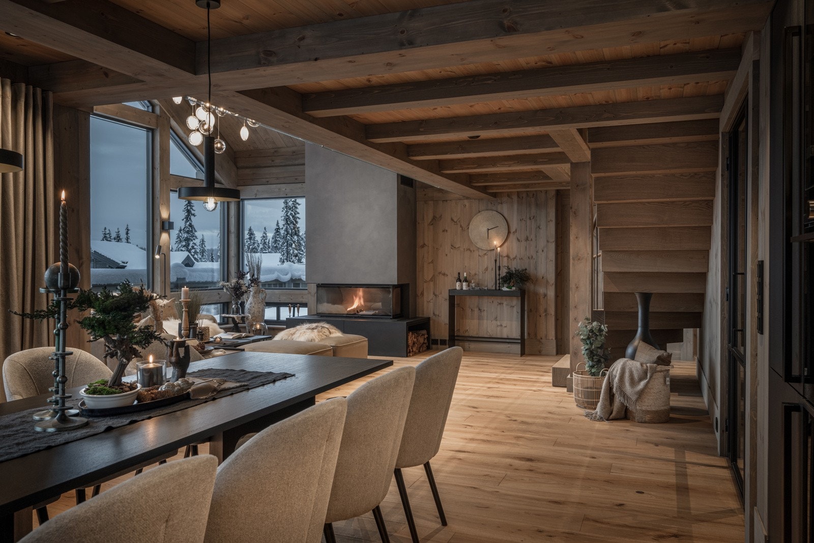 Med flere store, luftige oppholdsrom er dette en hytte tilrettelagt for hele storfamilien. Galleribilde