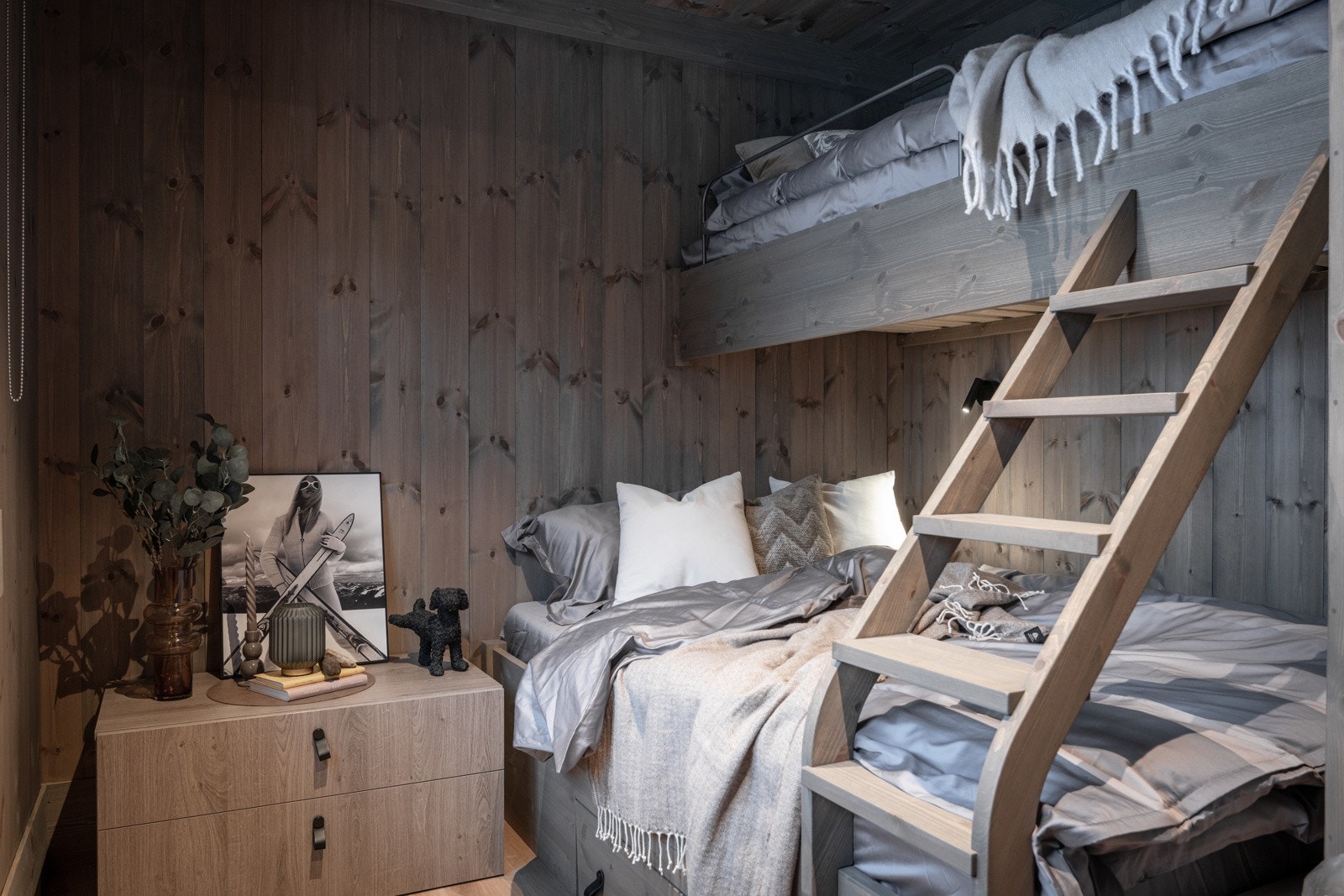 Soverom 2 i hovedplan med meget praktisk, plassbygget familiekøyeseng med skuffer under. Galleribilde