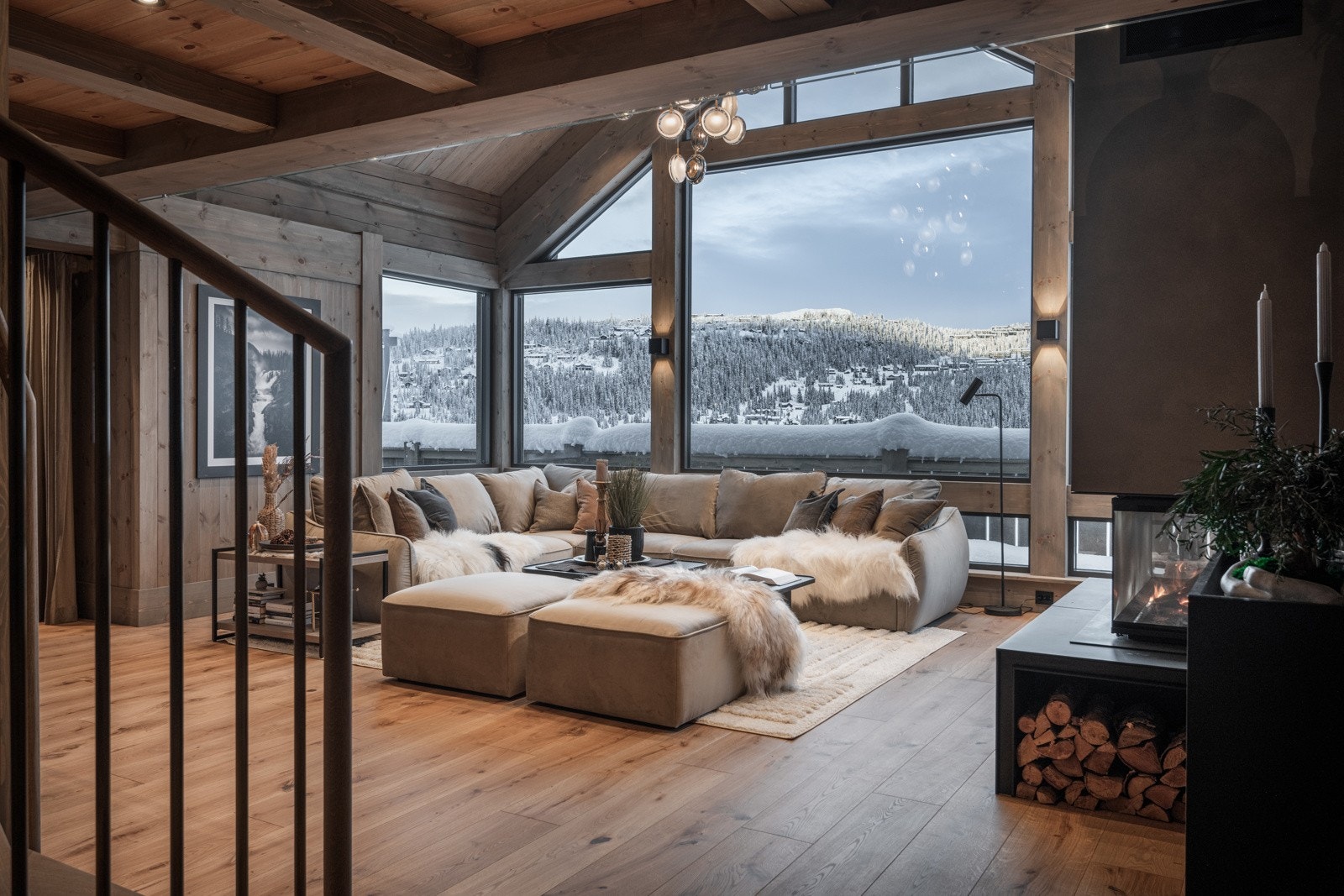 Generøse vindusflater og imponerende takhøyde. Galleribilde