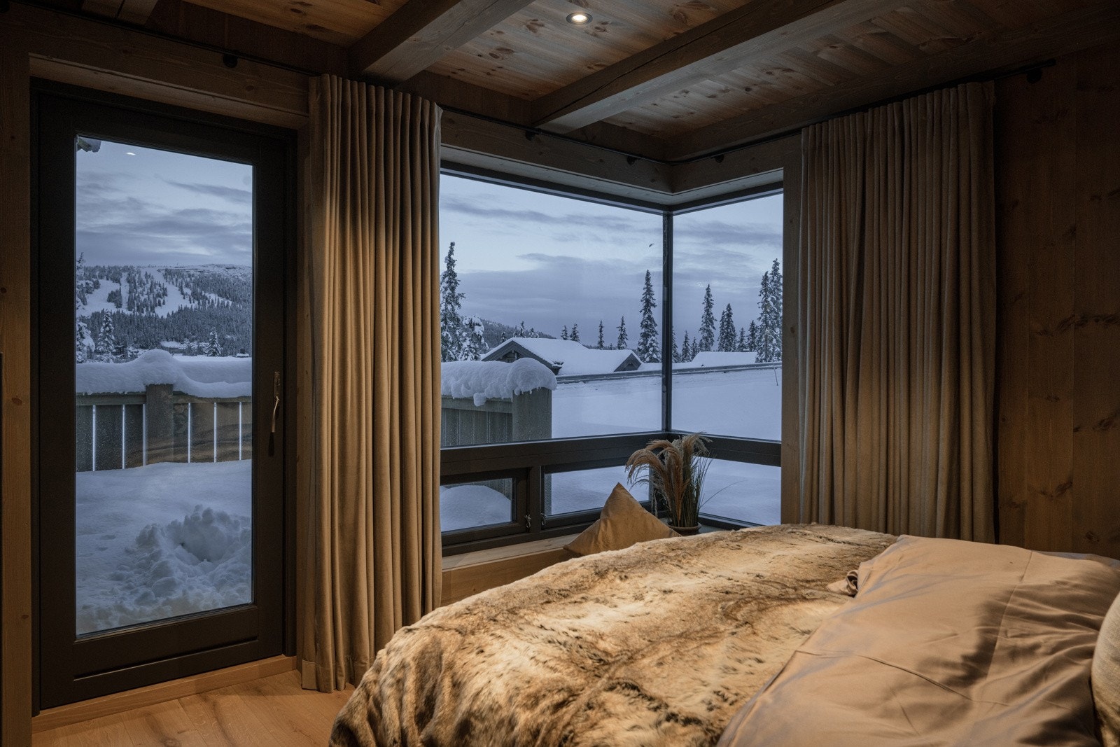 Romslig og lekkert hovedsoverom med utgang til terrasse. Galleribilde