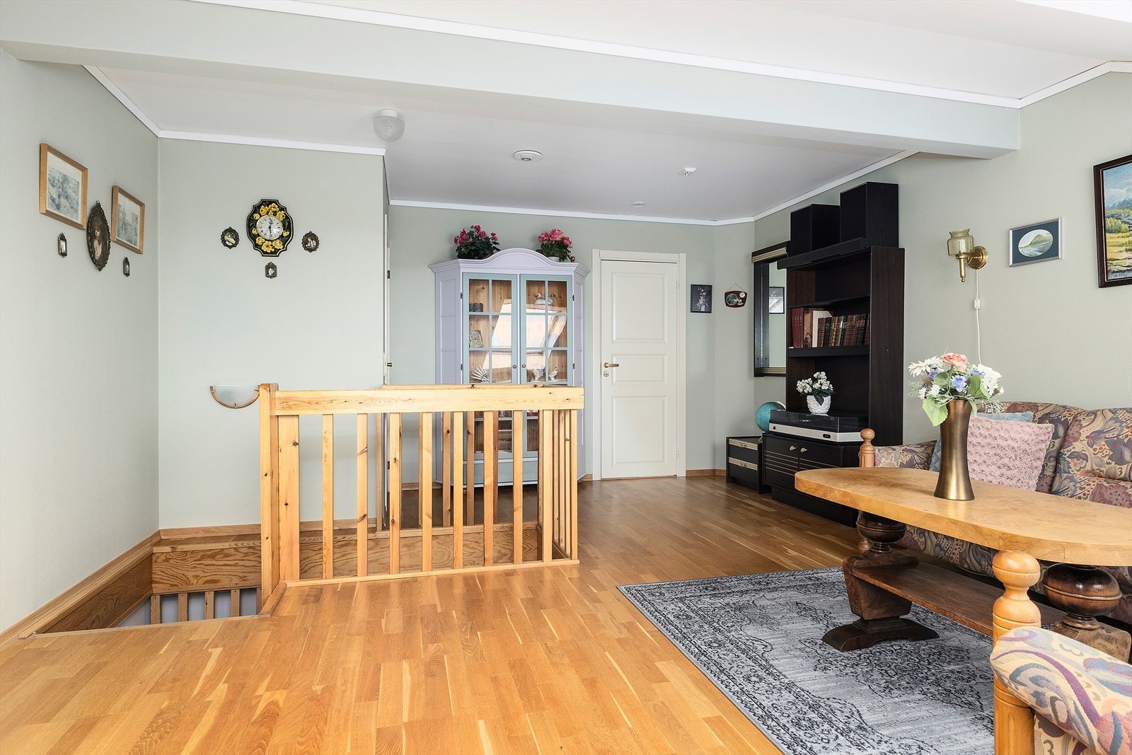 Rom i loftsetasjen som har vært brukt som en ekstra stue (Hele loftsetasjen er på tegning godkjent som en uinnredet hems). Galleribilde