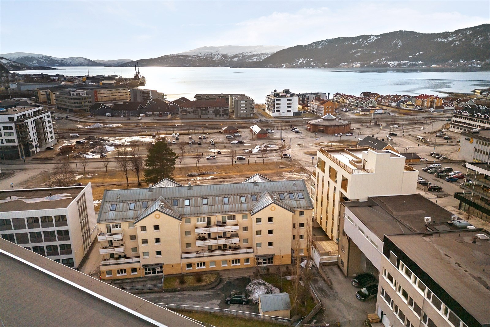 Bak bygget er nedkjøring til garasjeanlegget samt felles inngangsparti. Galleribilde