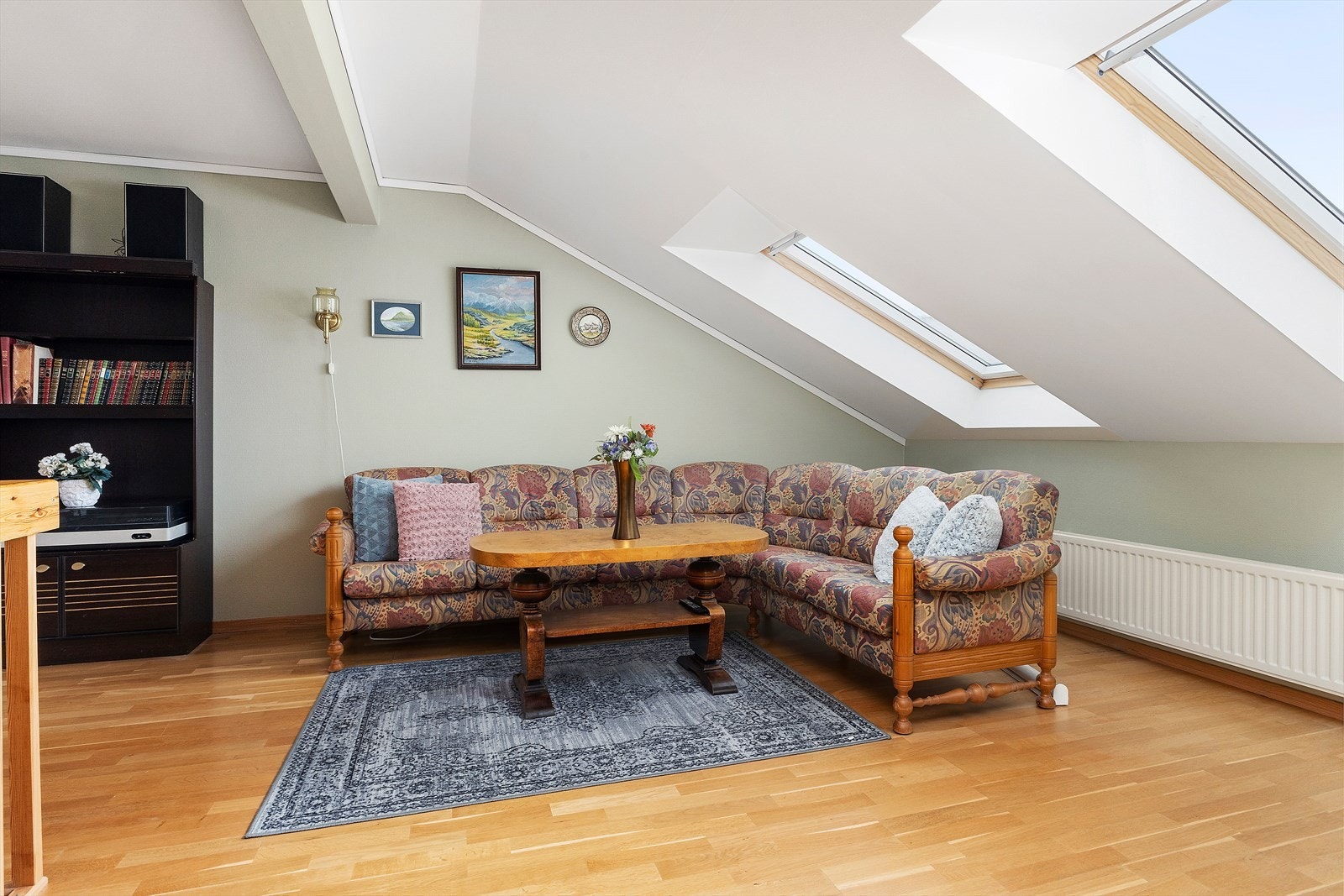 Velkommen opp til loftsetasjen! Sjarmerende takvindu gir godt med lys inn. Galleribilde