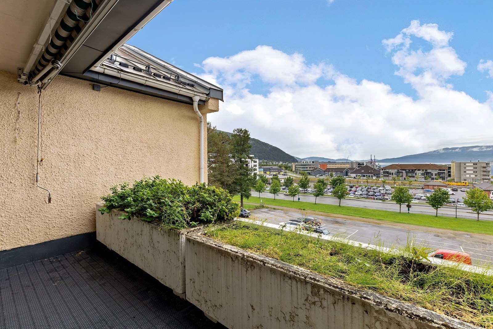 Blokken er kombinert bolig og næring med byggeår 1999. Galleribilde