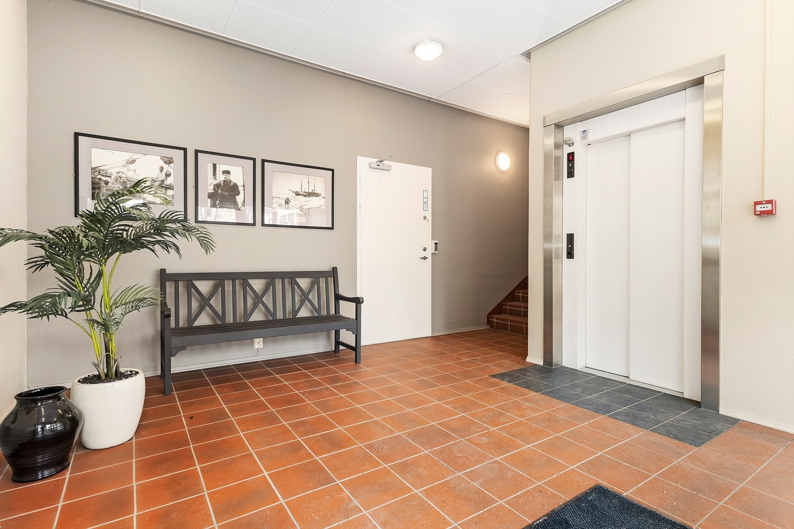 Det er felles inngangsparti, trapperom og heis i bygget. Galleribilde