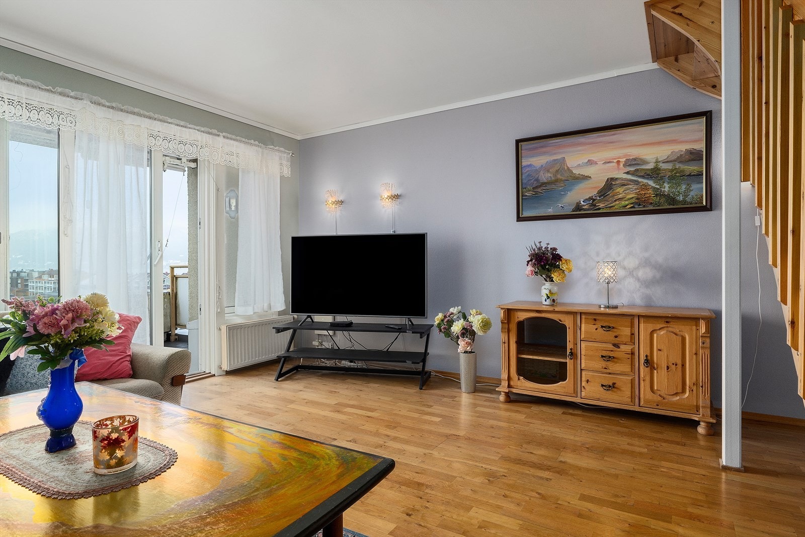 Det er parkettgulv i de fleste rom, flislagt bad/vaskerom. Galleribilde