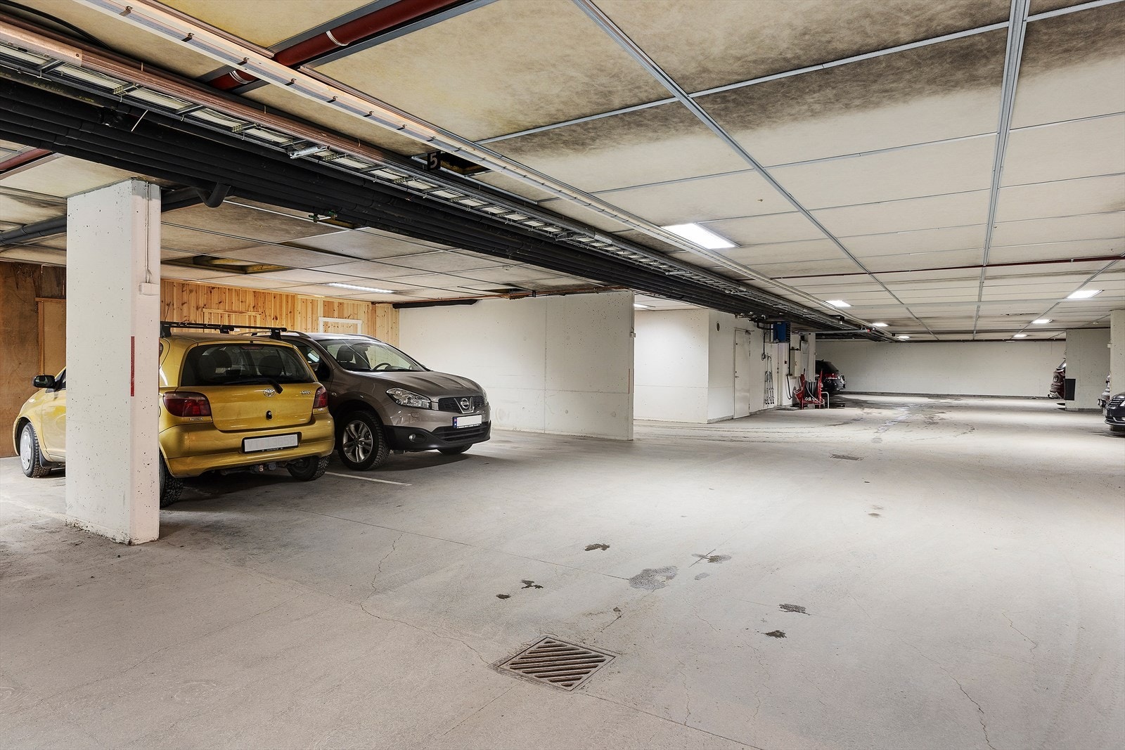 Med leiligheten følger en parkeringsplass samt bod i felles garasjeanlegg. Galleribilde