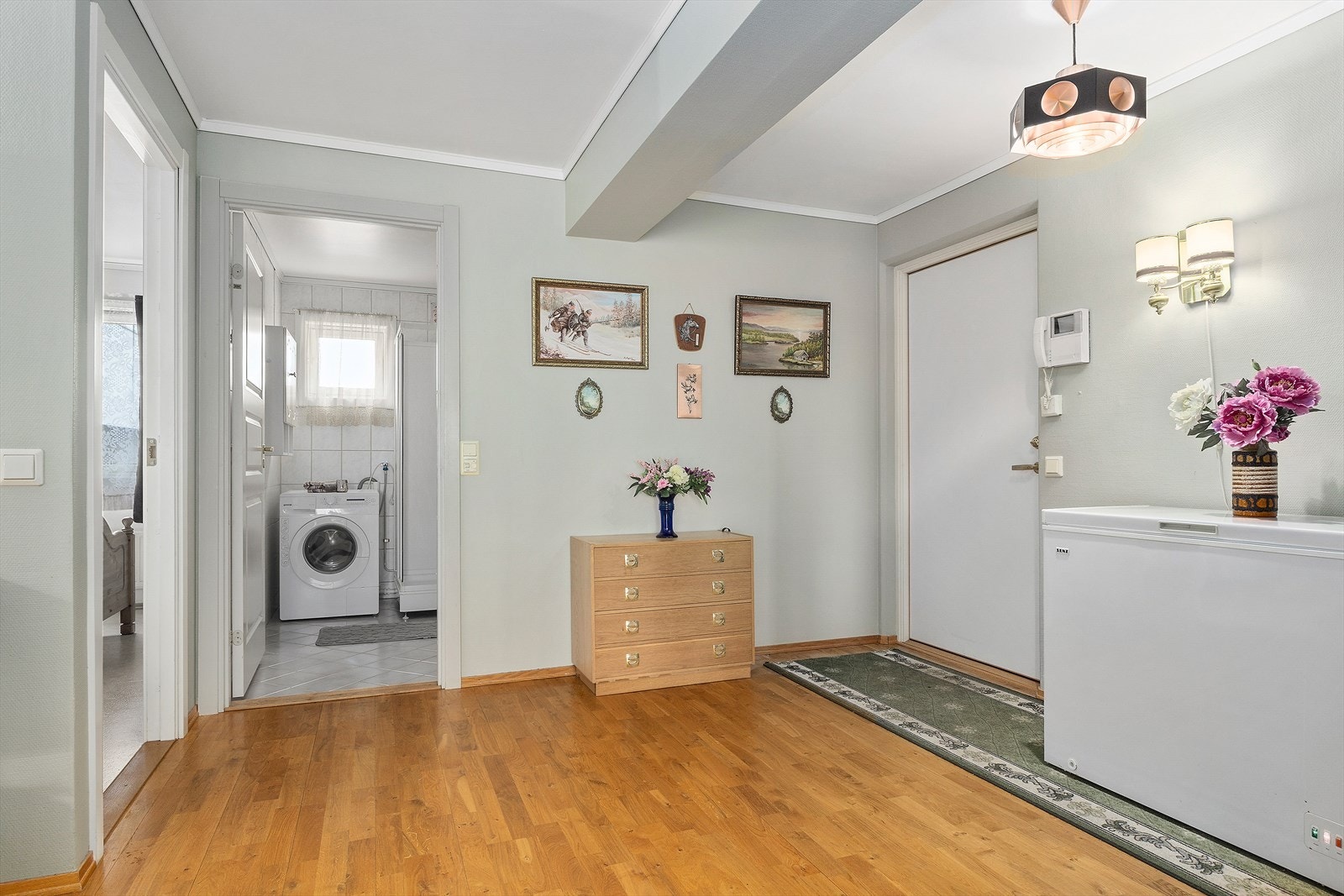 Fra entré nås bad/vaskerom og soverom. Galleribilde