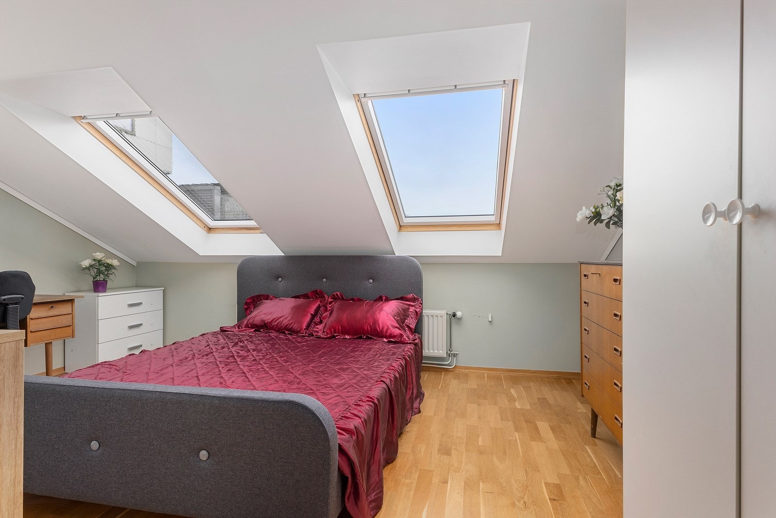 Rom i loftsetasjen har vært brukt som soverom nr. 2 (Hele loftsetasjen er på tegning godkjent som en uinnredet hems). Galleribilde