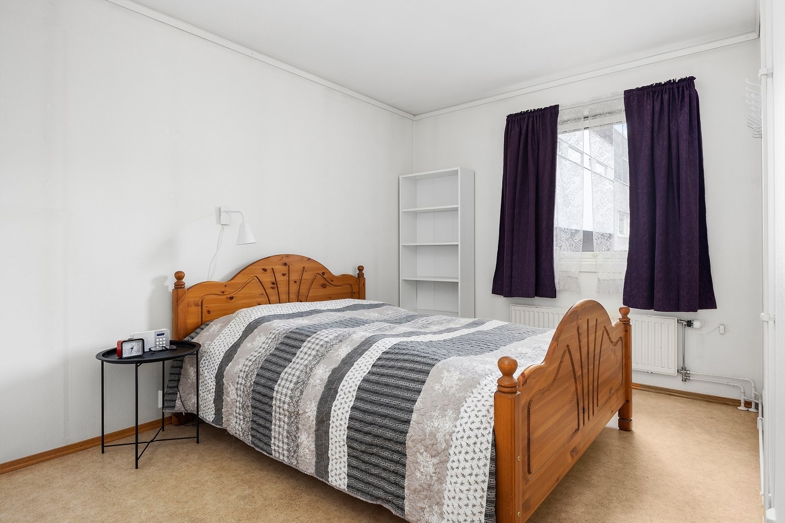 Romslig soverom i hovedplan med garderobeskap. Galleribilde