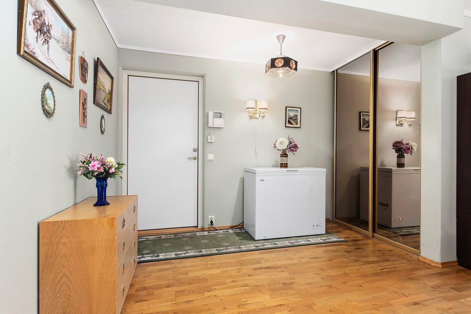 Velkommen inn! Romslig entré med skyvedørsgarderobe. Det er god plass til ekstra møblement for sko/klær. Galleribilde