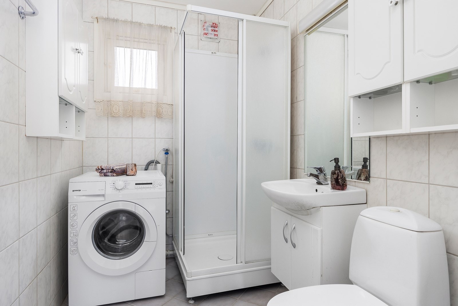 Oppvarming i leiligheten med radiatorer tilknyttet fjernvarme. Elektriske varmekabler på bad/vaskerom. Galleribilde