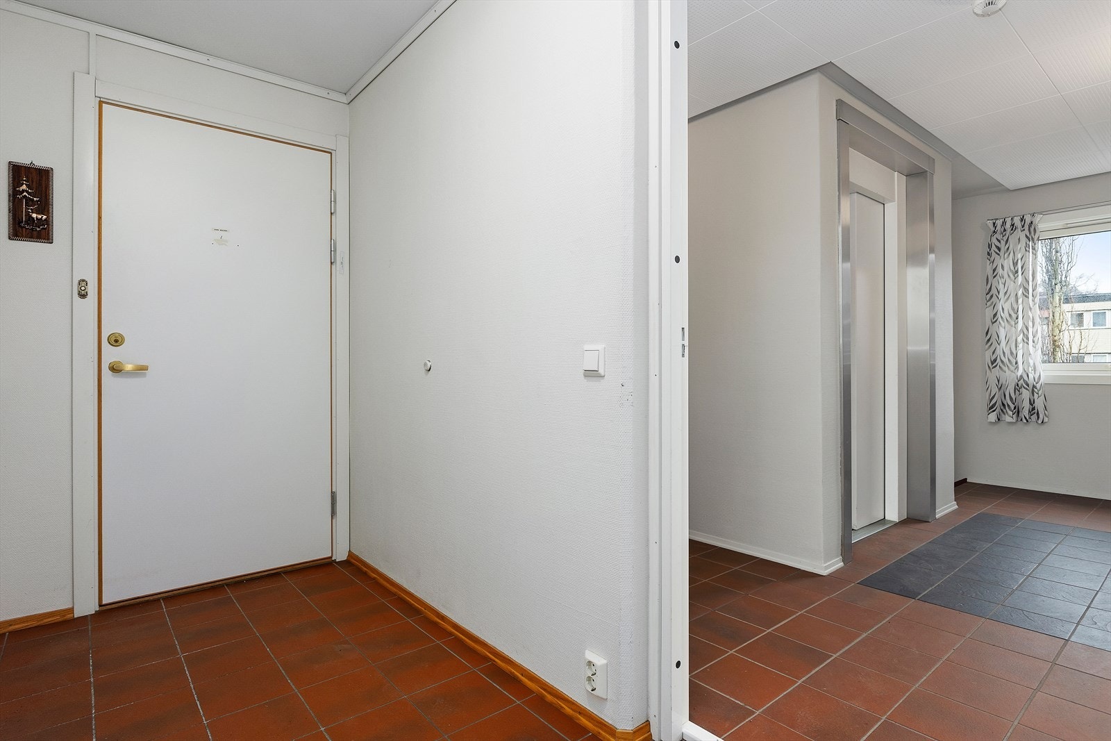 Adkomst til leiligheten fra felles innvendig trappegang. Gjester slipper du enkelt inn med porttelefon fra innsiden av din leilighet. Galleribilde