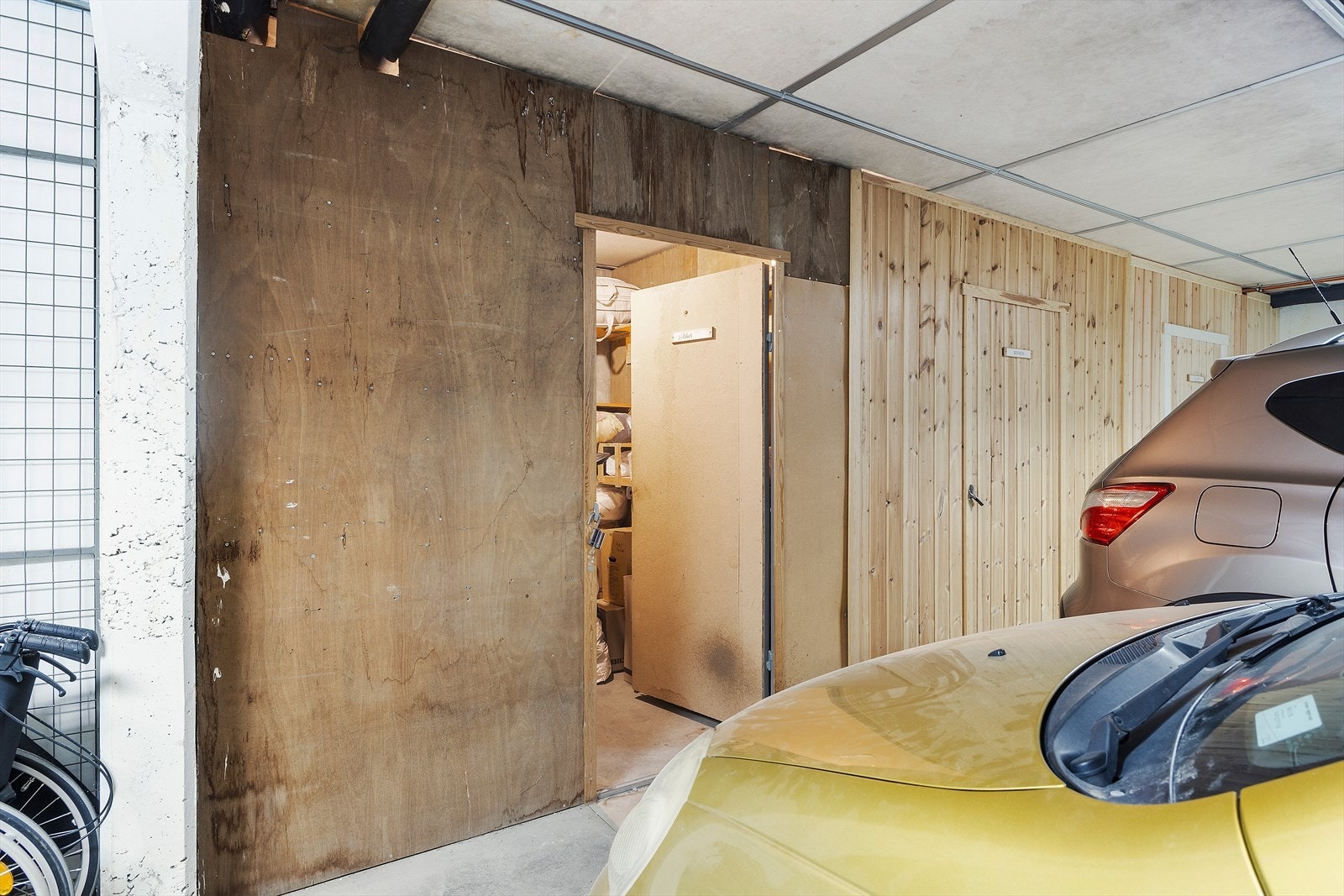 Boden er i bakkant av parkeringsplassen. Galleribilde