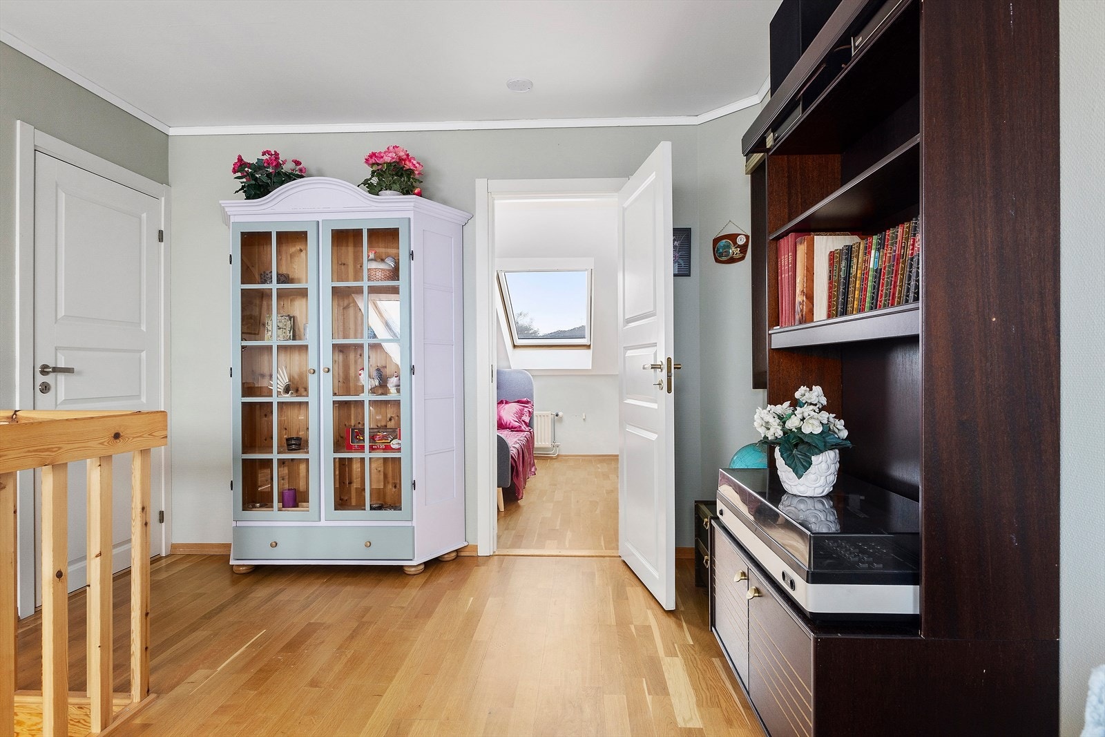 Rom til venstre (lukket dør) i loftsetasjen har vært brukt som bod (Hele loftsetasjen er på tegning godkjent som en uinnredet hems). Galleribilde