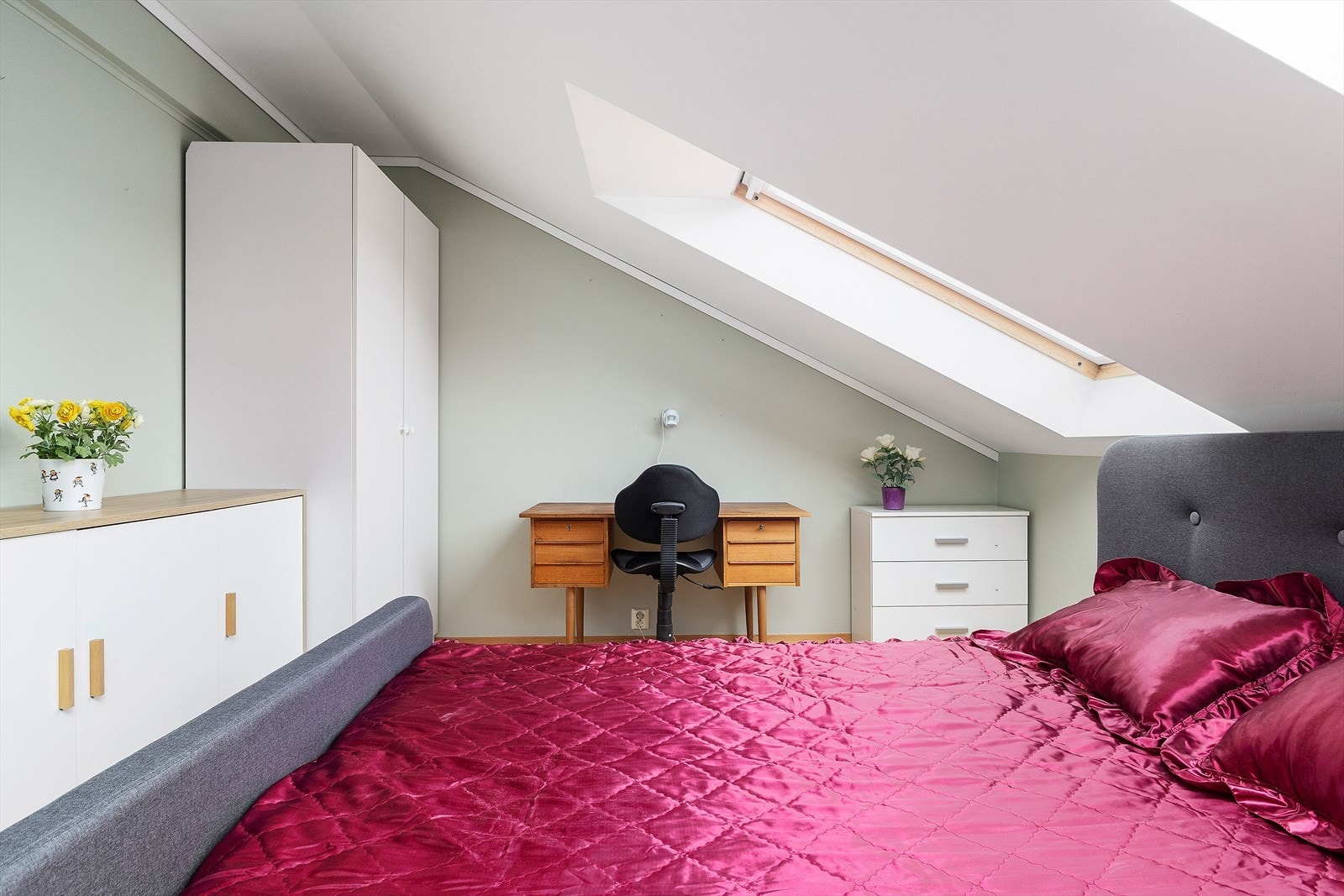 Rom i loftsetasjen har vært brukt som soverom nr. 2 (Hele loftsetasjen er på tegning godkjent som en uinnredet hems). Galleribilde