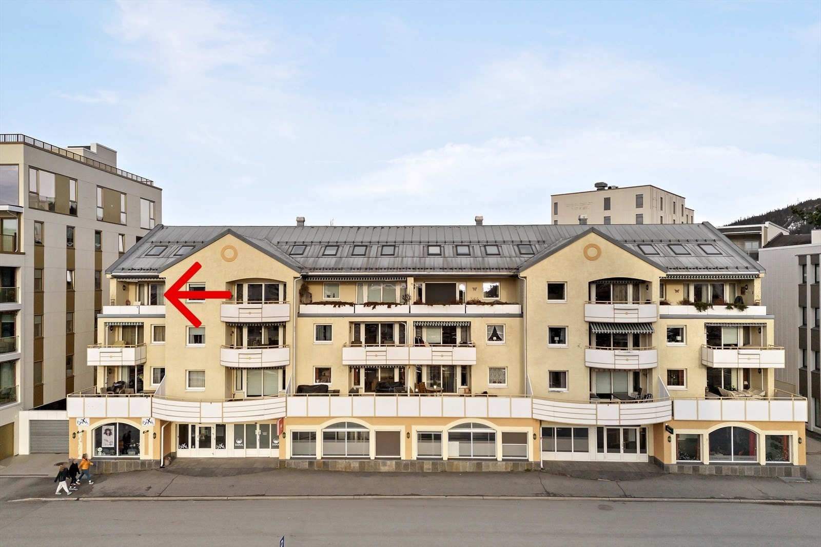 Leiligheten strekker seg over to etasjer og har alt du trenger i hverdagen i hovedplan; Entré, bad/vaskerom, soverom, kjøkken, stue og balkong. Galleribilde