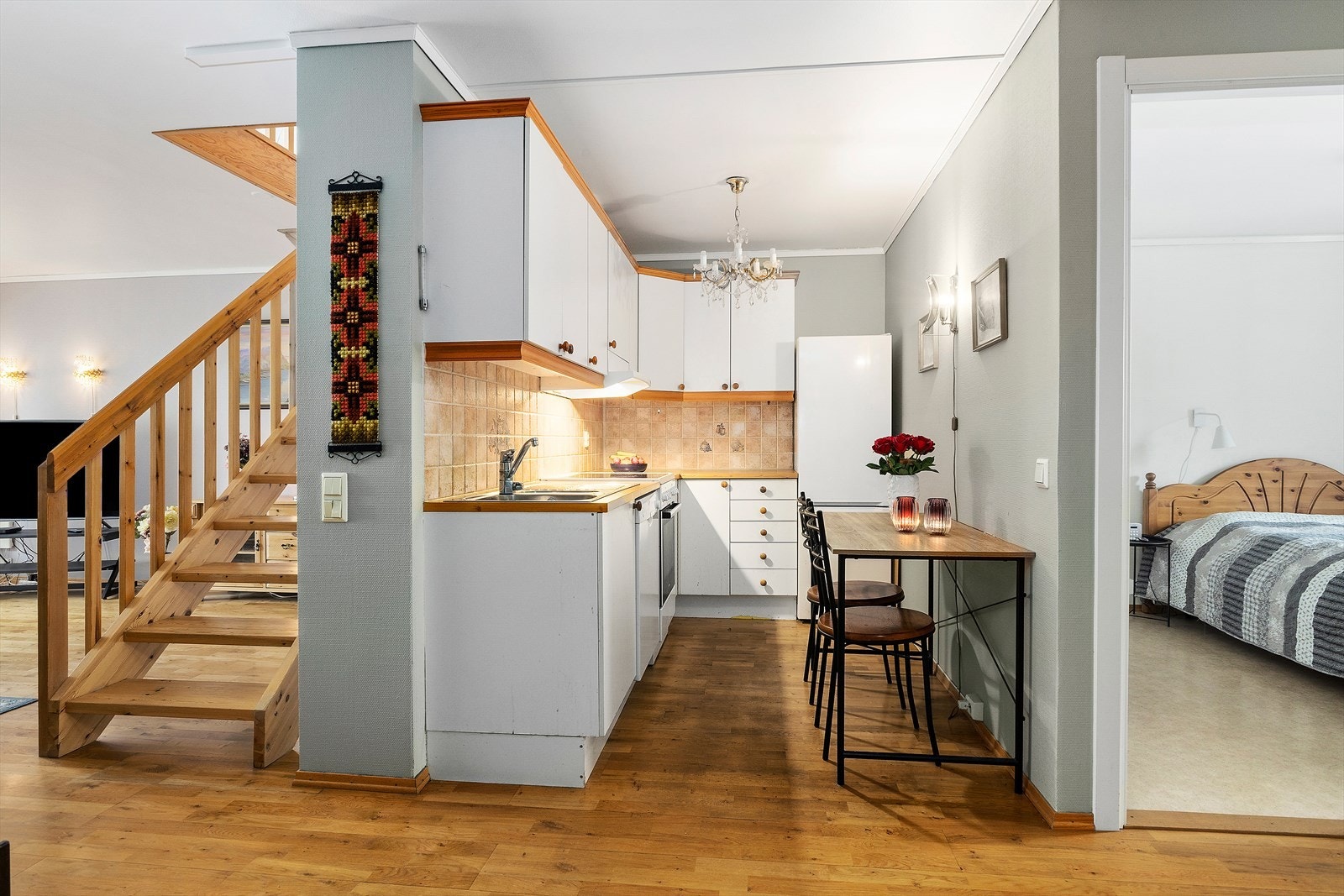 Kjøkken og stue er adskilt med vegg/trapp opp til loftsetasjen. Galleribilde