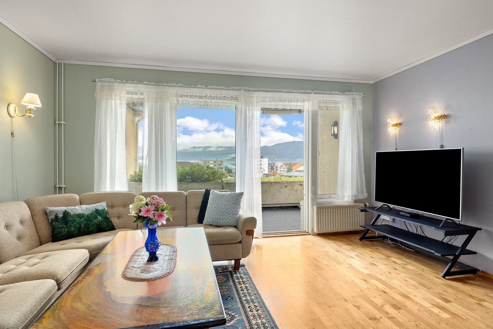 Leiligheten befinner seg midt i sentrum med fin og luftig utsikt og god solgang. Galleribilde