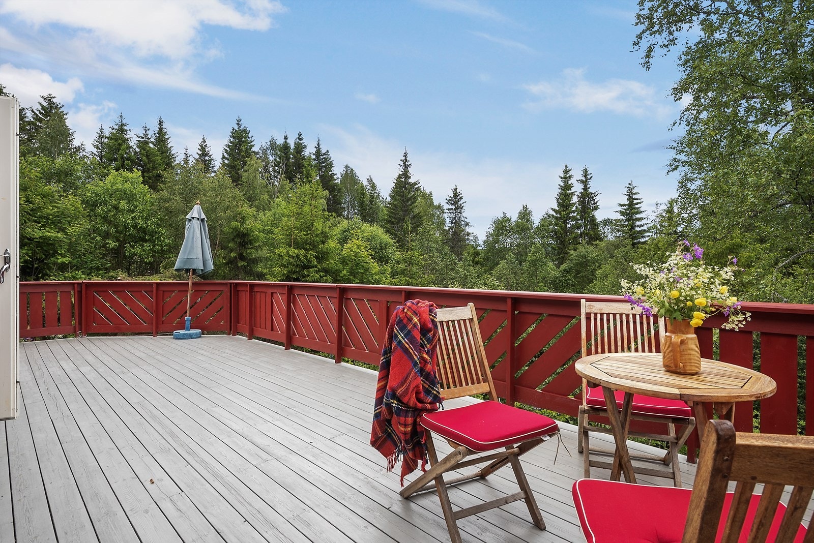 Stor terrasse med god plass for møblering. Galleribilde