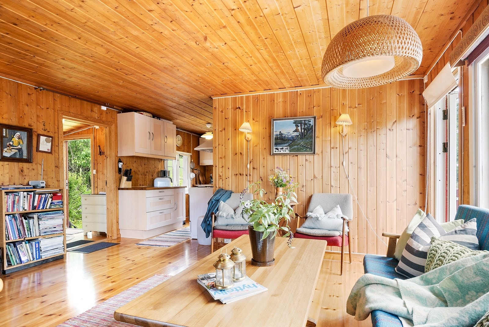 Stue med åpen løsning mot kjøkkenet. Galleribilde