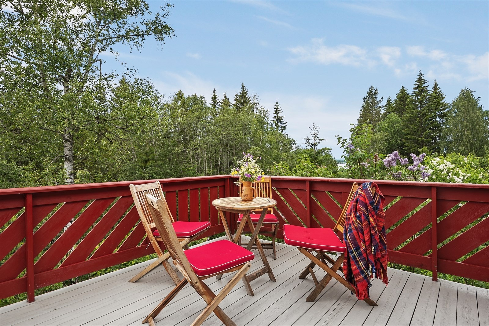 Nyte solrike dager og frisk luft med gløtt mot Einavatnet. Galleribilde