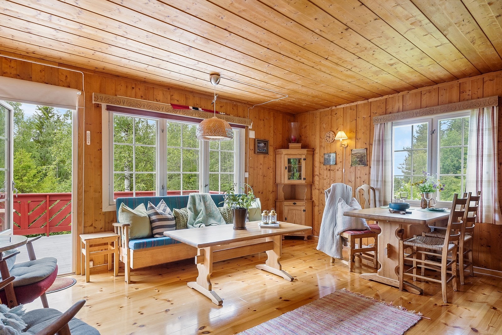 Koselig stue med plass til både sofa og spisebord. Galleribilde