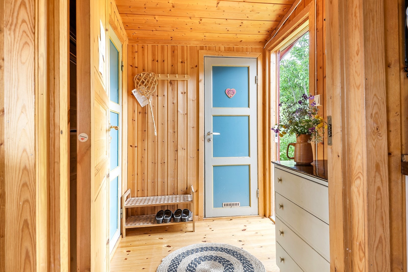 Gang med oppheng for jakker. Galleribilde