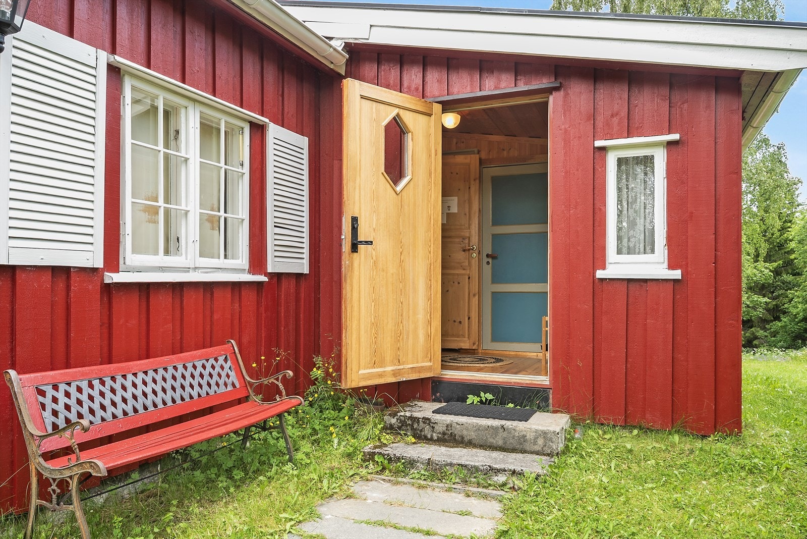 Avslappende hagebenk ved inngangspartiet. Galleribilde