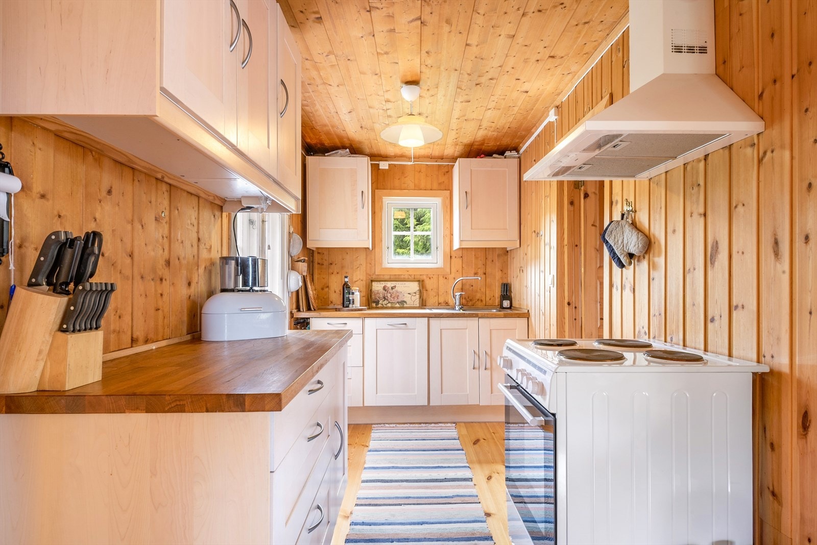 Innbydende kjøkken hvor man kan tilberede dagens måltider. Galleribilde