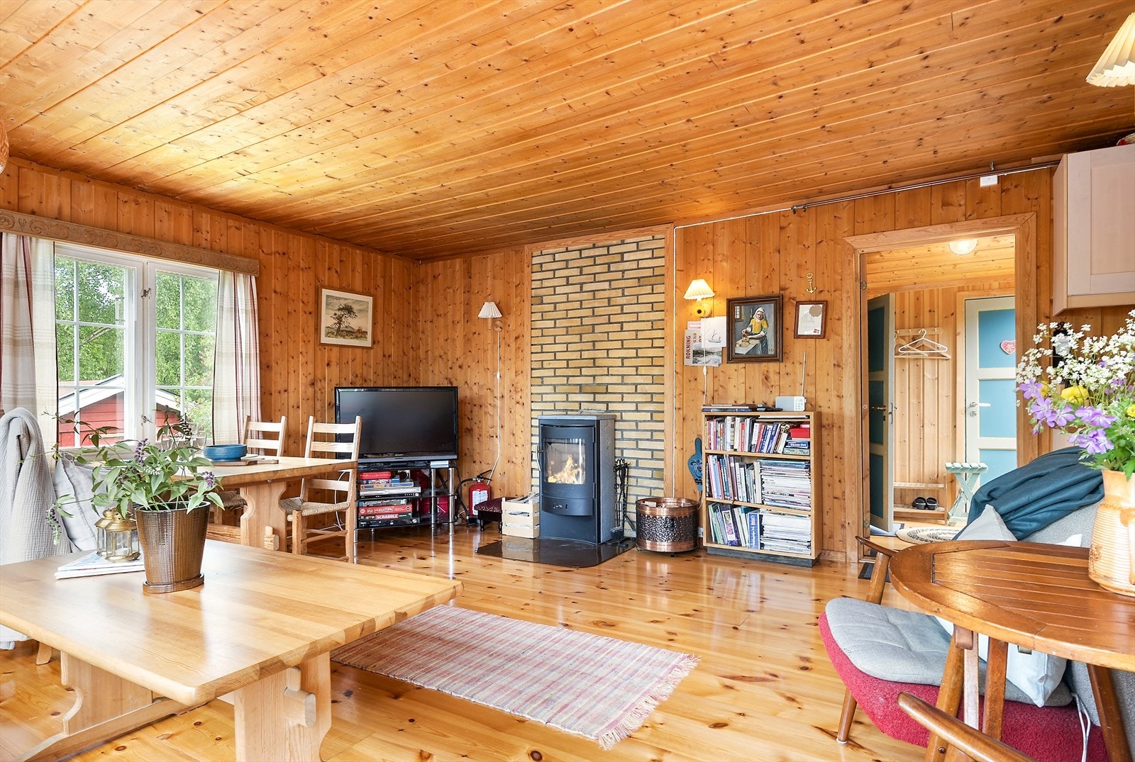 Lun og god atmosfære med vedfyring. Galleribilde