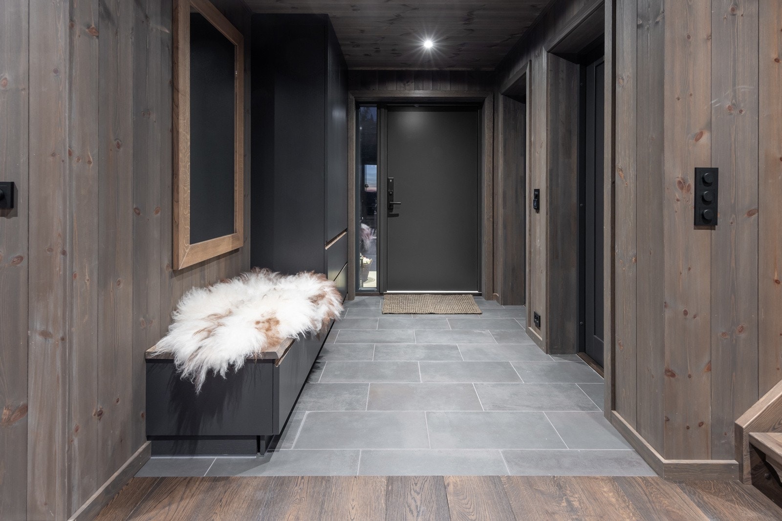 Innbydende entrè med flislagt gulv og plassbygd garderobeskap. Direkte adkomst til garderobe/omkledningsrom samt toalett Galleribilde