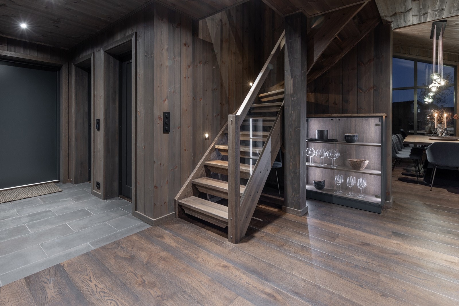 Fra hovedetasjen er det en flott heltre trapp til oppstuen, med rekkverk av glass og tre Galleribilde