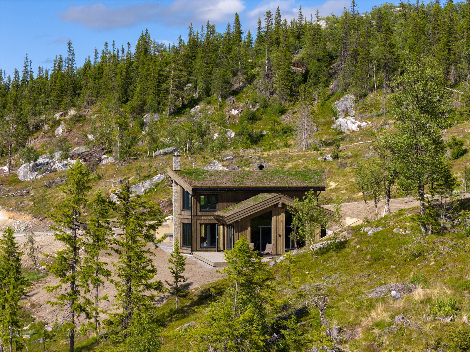 Kvalitetshytte oppført i 2025 med stor og luftig tomt på over 1,6mål - igjen gjenboere! Galleribilde