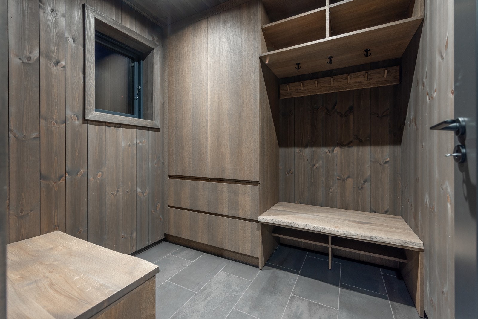 Praktisk omkledningsrom - også her med plassbygd garderobeskap fra MBA Møbler. Alle møblene her egen profil utviklet for MWC med heltre eik og laminert eik, samt delvis malt / osmo-behandlet Galleribilde