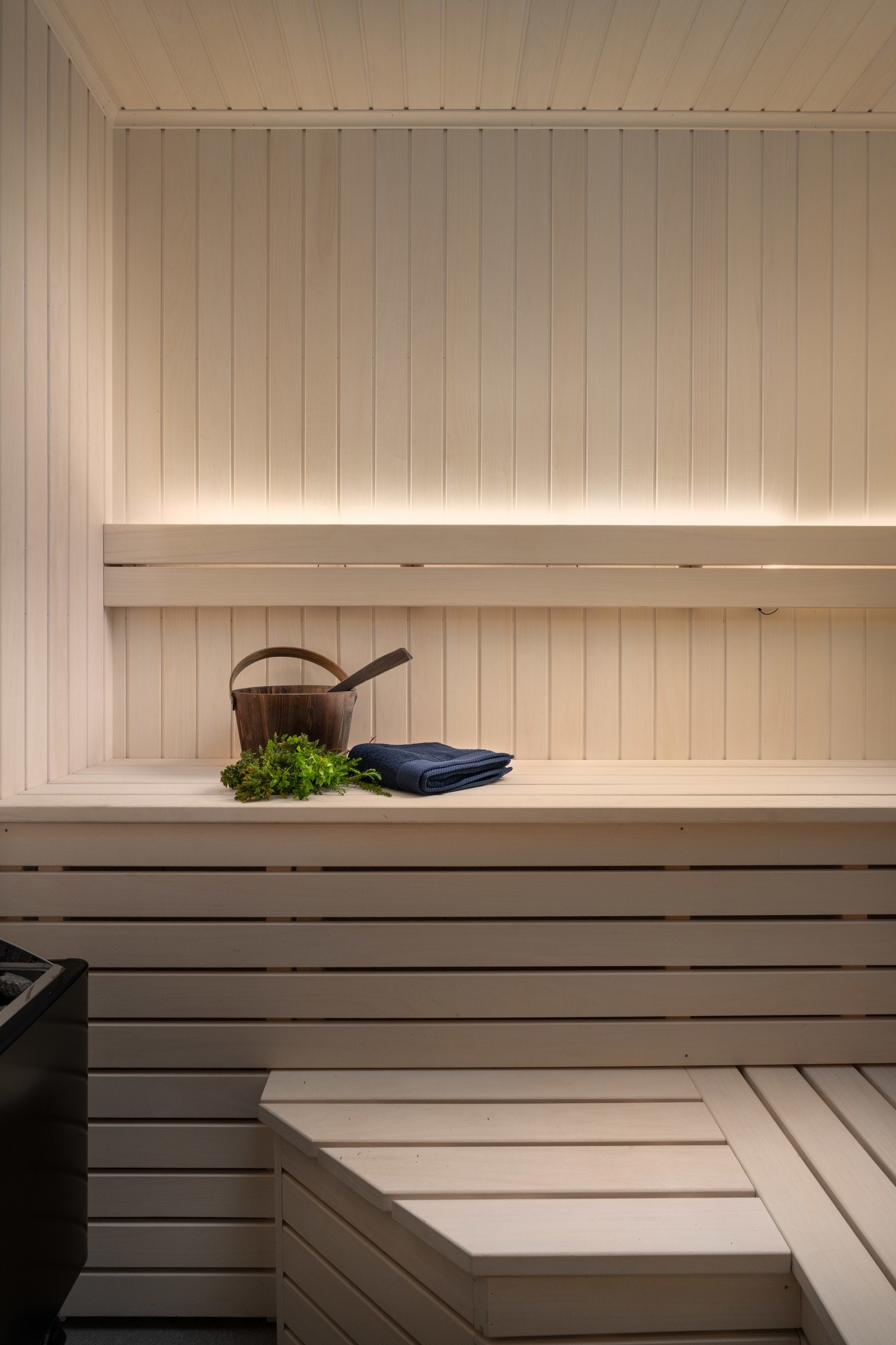 Badstuen har integrert lys i ryggen og sotet glassdør Galleribilde