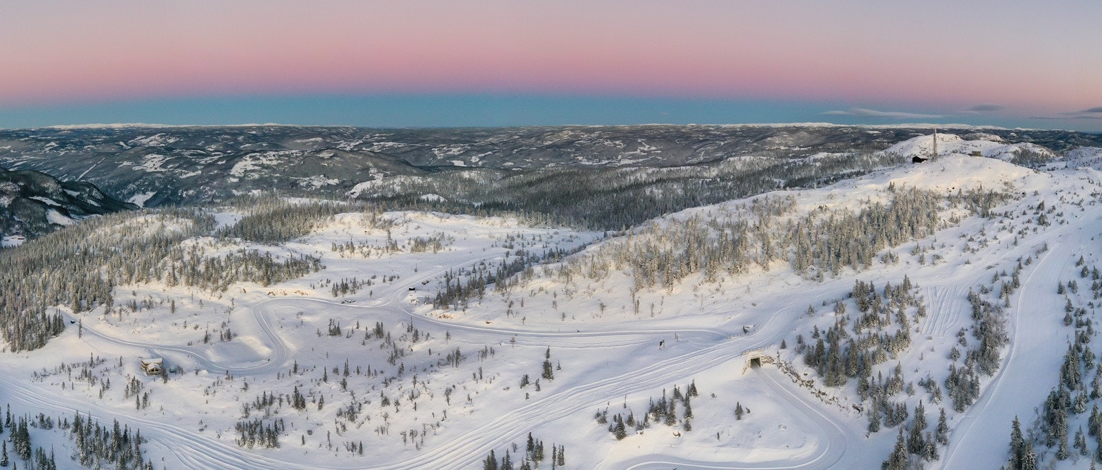 Eventyrlig solnedganger i snøkledd landskap Galleribilde