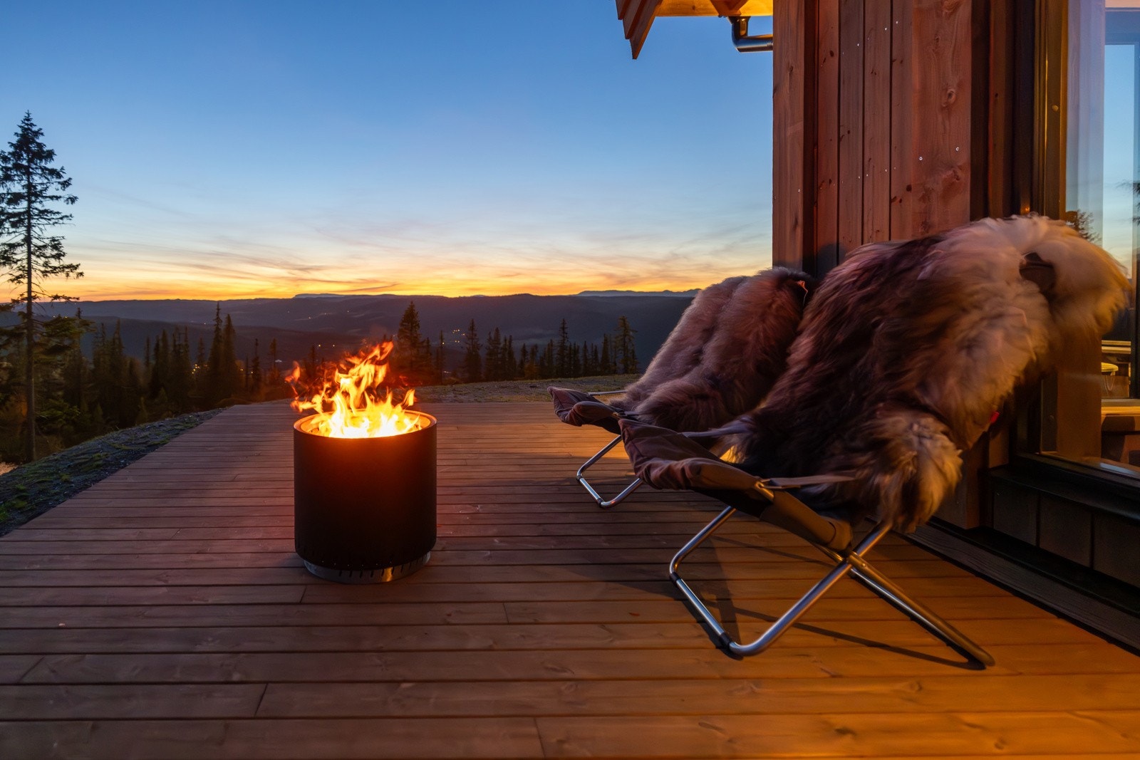 Nyt bålkos med utsikt mot Hallingskarvet og en av fjell-Norges seneste solnedganger Galleribilde