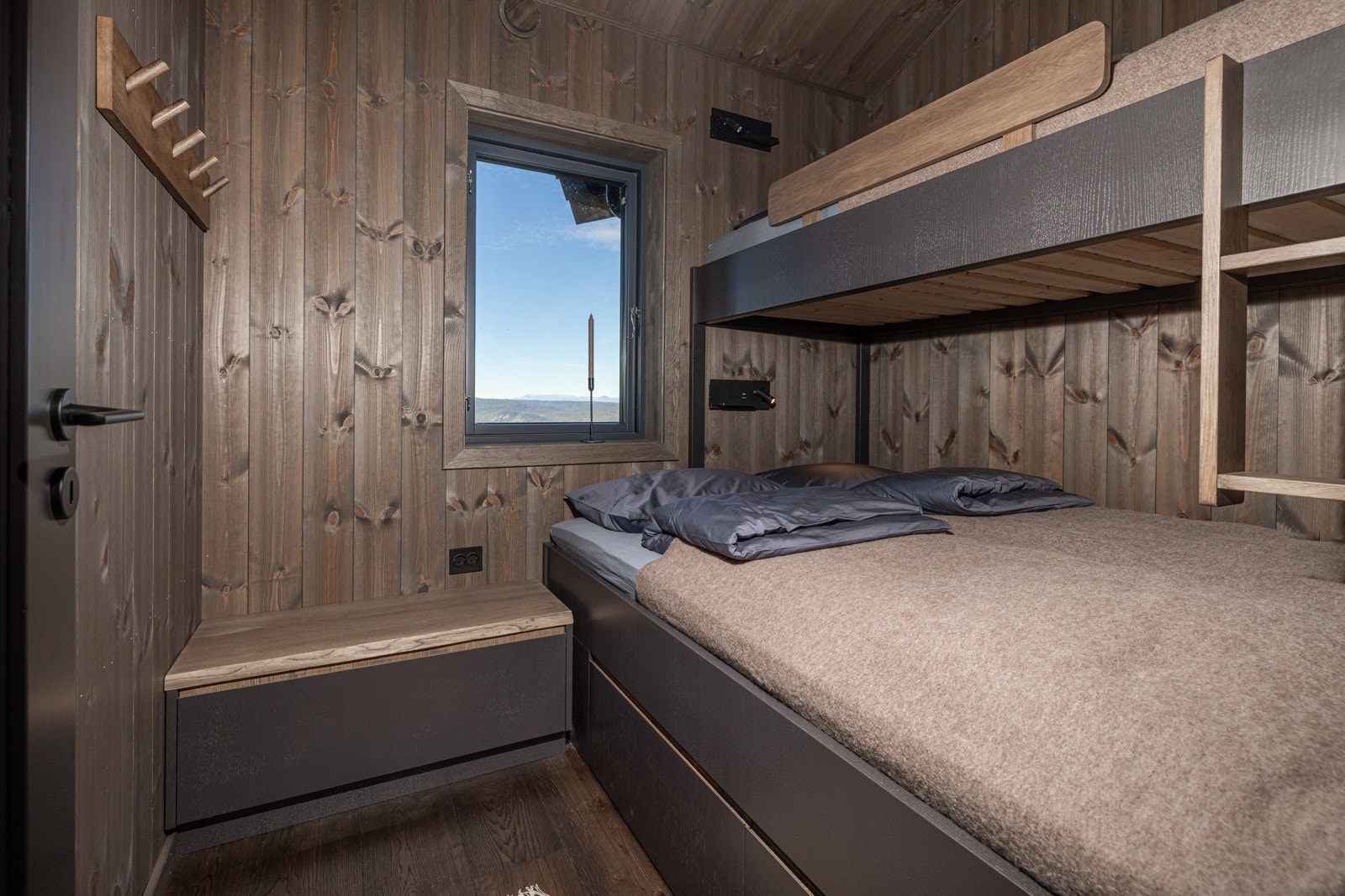 Plassbygde senger med praktisk oppbevaring i skuffer under sengene Galleribilde