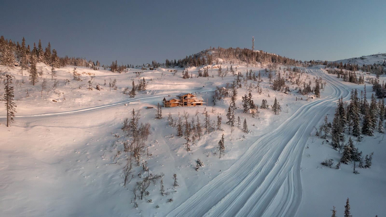 Ski inn / ut til Nesfjellet Alpin - den øverste nedfarten går på nedsiden av hytta. I sommerhalvåret blir heisen tilpasset for sykkelnedfarter Galleribilde