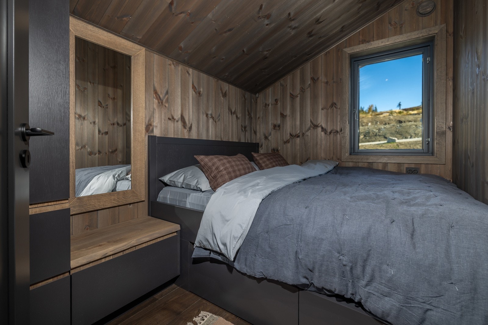 Soverom 4 er møblert med dobbeltseng og garderobeskap Galleribilde