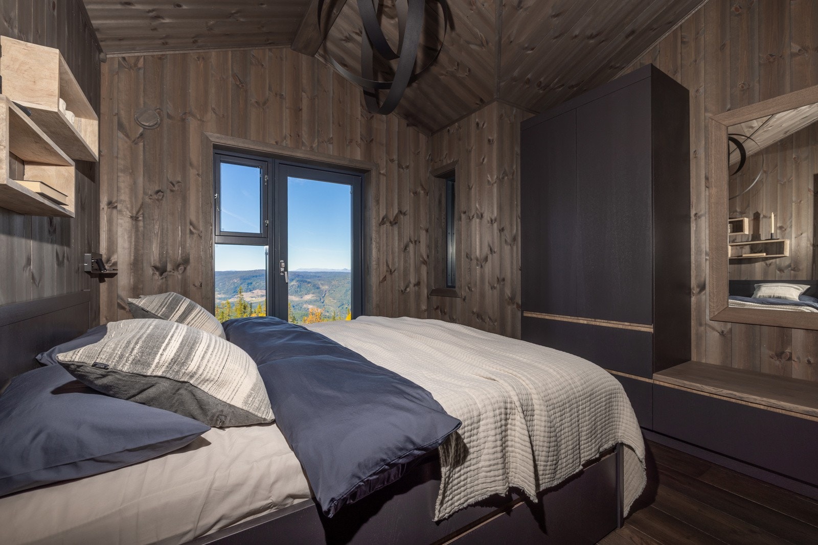 Egen utgang til verandaen med jacuzzi og langstrakt panoramautsikt Galleribilde