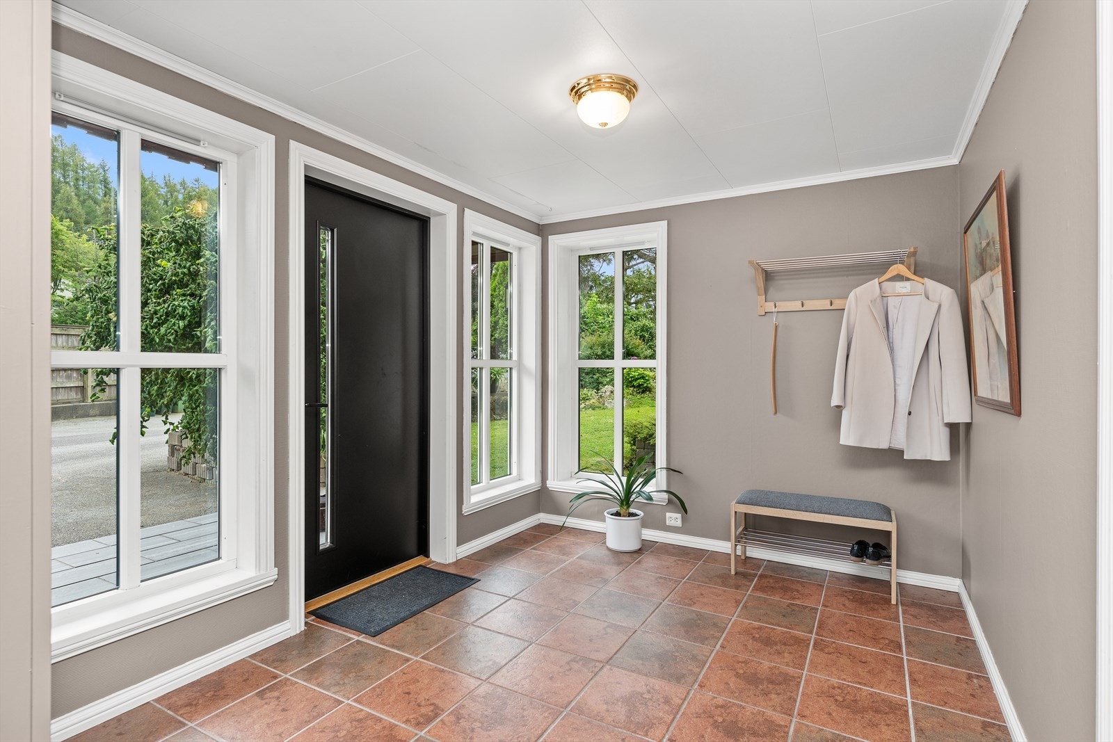 God plass til å henge fra seg ytterklær. Galleribilde