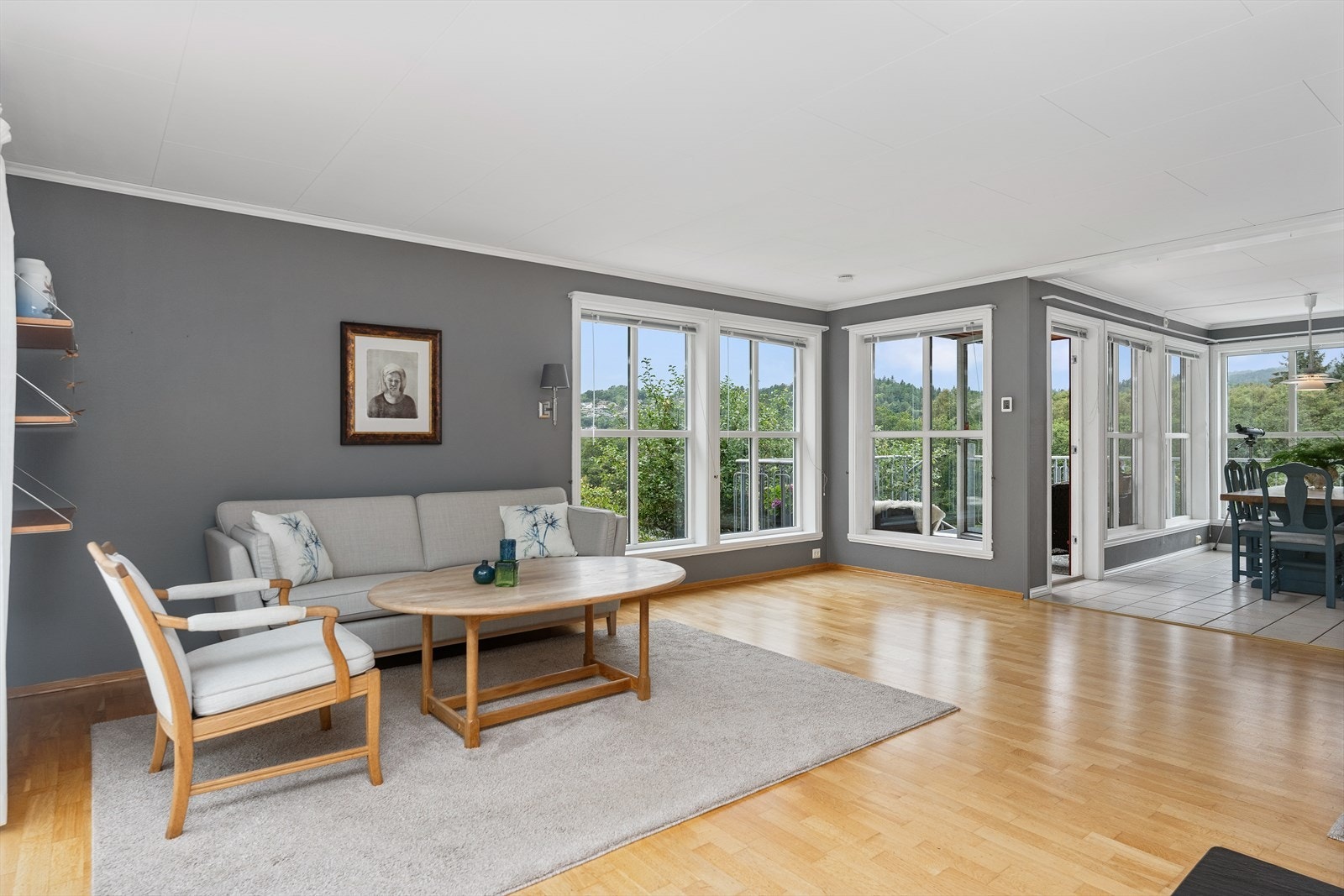 Stuen har en delvis åpen løsning til kjøkkenet. Galleribilde