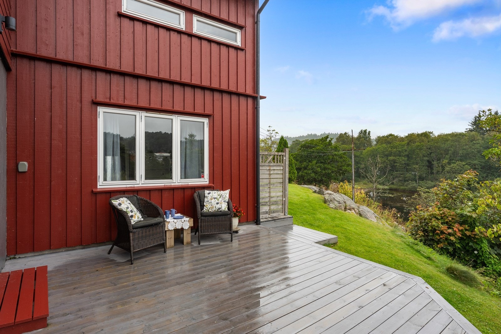 Uteplassen like utenfor vaskerommet i underetasjen. Galleribilde