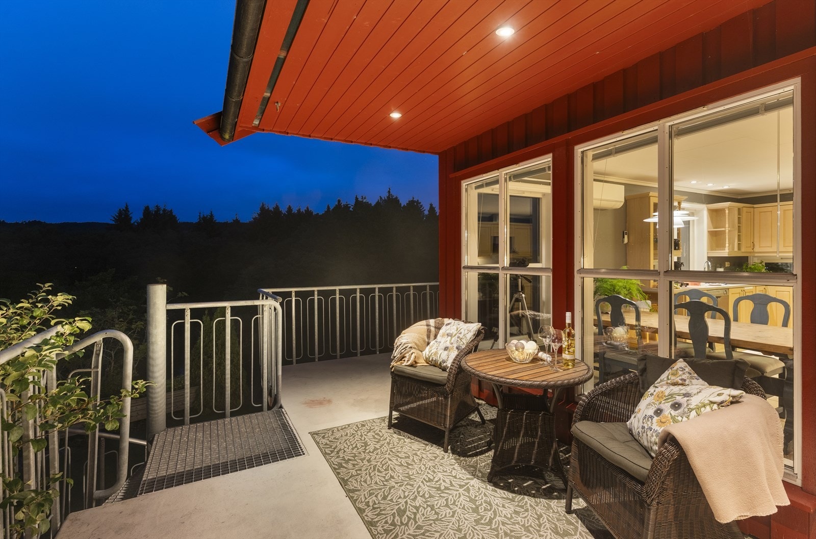 Adkomst til hagen fra uteplassen ved kjøkkenet. Galleribilde