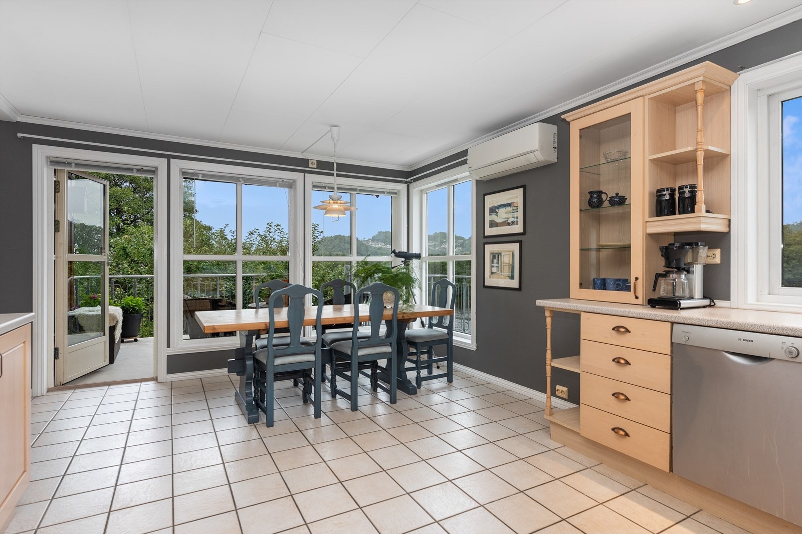 Fra kjøkkenet er det utgang til veranda. Her er sol fra formiddag til solnedgang. Galleribilde