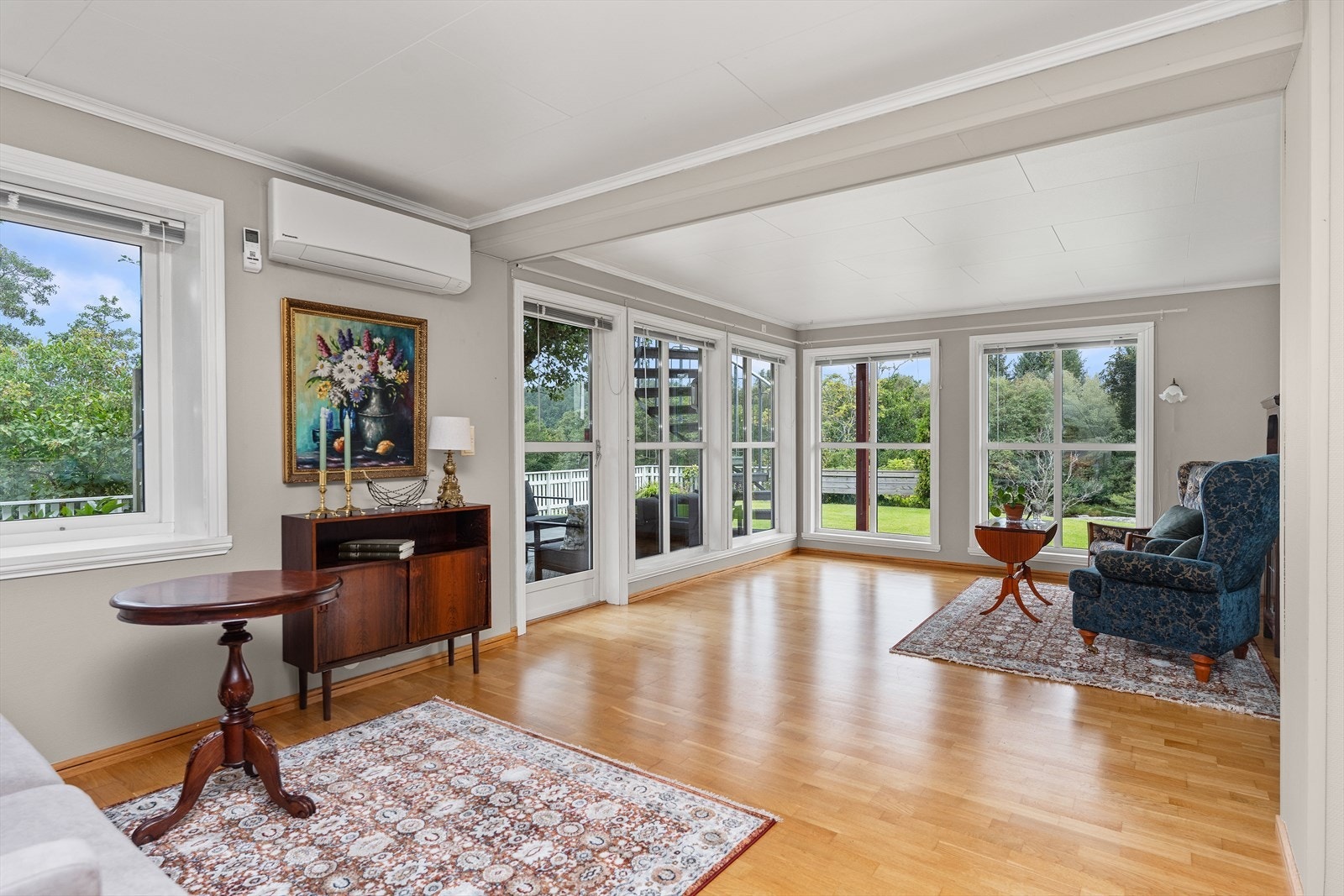 Hyggelig utsyn til hagen. Varmpepumpe. Galleribilde